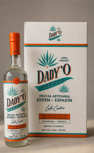Botella y caja de Dady'O Mezcal Artesanal Joven Espadín 750 ml, elaborado con 100% maguey en Oaxaca, México.
